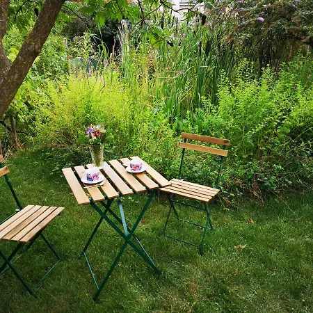 Friends And Familly Guest - Gare - Jardin - Combles Et Vous *
